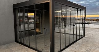 Inchideri glisante cu sticla securizata – protejeaza terasa sau balconul de intemperii.